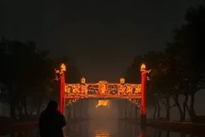 《雨巷放映》横版封面：雨中巷口与手绘海报