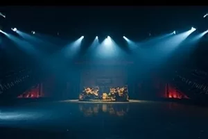 《零点追踪》横版封面：午夜城市与追踪镜头