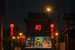 《蓝调假期》横版封面：蓝色海岸与度假小屋