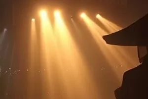 《长街灯火》横版封面：暖黄街灯与夜色长街